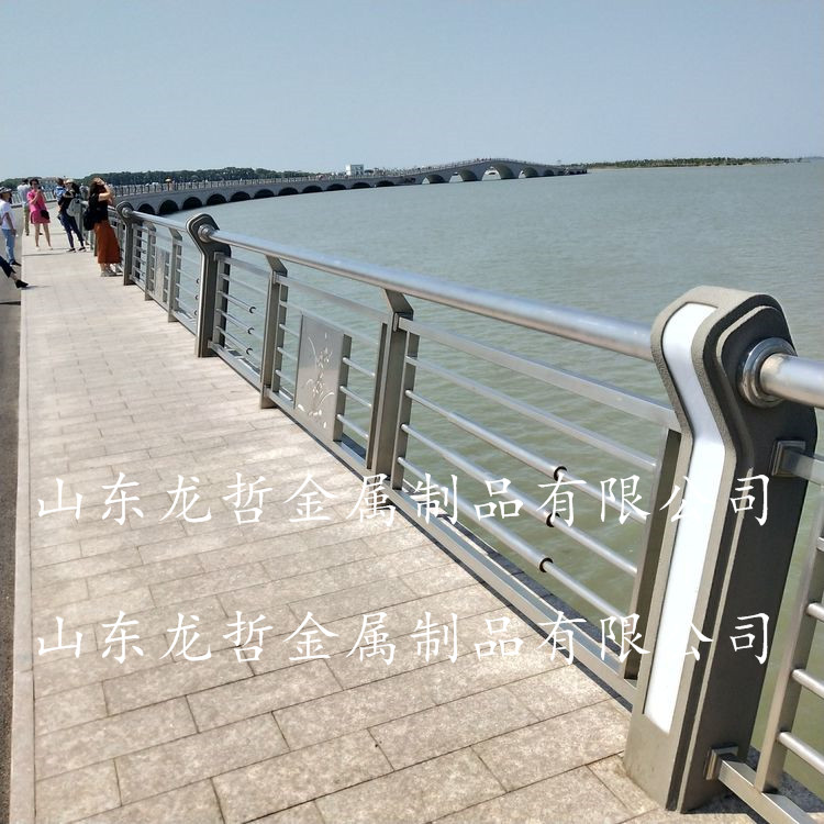 上海青浦區(qū)淀山湖上彩虹橋護欄工程案例